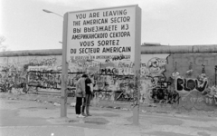 Németország, Berlin, az amerikai szektor határa a berlini fal előtt a Postdamer Platznál., 1988, Urbán Tamás, graffiti, Berlini fal, Nyugat-Berlin, többnyelvű felirat, Fortepan #45324