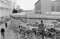 Németország, Berlin, a berlini fal a nyugati oldal felől a Niederkirchnerstrasse és Stresemannstrasse sarkán., 1988, Urbán Tamás, kerékpár, NDK, gesztus, graffiti, Berlini fal, Kelet-Berlin, Nyugat-Berlin, Fortepan #45325