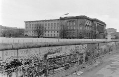 Németország, Berlin, Niederkirchnerstrasse, a berlini fal nyugat felől. A kelet-berlini oldalon álló épületben működött az Állami Tervbizottság (egykor Porosz tartományi parlament, ma Fővárosi képviselőház)., 1988, Urbán Tamás, NDK, graffiti, Berlini fal, Kelet-Berlin, Nyugat-Berlin, Fortepan #45326