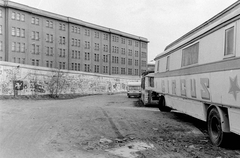 Németország, Berlin, Stresemannstrasse, berlini fal., 1988, Urbán Tamás, pótkocsi, járműroncs, NDK, graffiti, Berlini fal, Kelet-Berlin, Nyugat-Berlin, Fortepan #45328