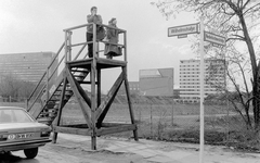 Németország, Berlin, Wilhelmstrasse - Niederkirchnerstrasse sarok, kilátó a keleti oldal felé a berlini fal előtt., 1988, Urbán Tamás, német gyártmány, Volkswagen-márka, kilátó, automobil, utcanévtábla, Nyugat-Berlin, Volkswagen Derby, országjelzés, Fortepan #45334