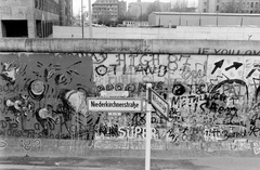 Németország, Berlin, Wilhelmstrasse - Niederkirchnerstrasse sarok a berlini fal előtt, kilátás a keleti oldal felé., 1988, Urbán Tamás, NDK, graffiti, Berlini fal, Kelet-Berlin, Nyugat-Berlin, Fortepan #45335