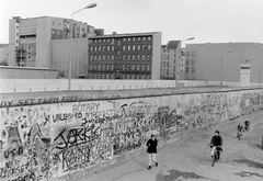 Németország, Berlin, Zimmerstrasse, a berlini fal és Kelet-Berlin a Wilhelmstrasse sarkán álló kilátóról nézve., 1988, Urbán Tamás, kerékpár, NDK, graffiti, Berlini fal, Kelet-Berlin, Nyugat-Berlin, Fortepan #45336