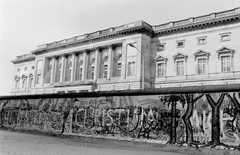 Németország, Berlin, Niederkirchnerstrasse, a berlini fal nyugat felől. A kelet-berlini oldalon álló épületben működött az Állami Tervbizottság (egykor Porosz tartományi parlament, ma Fővárosi képviselőház)., 1988, Urbán Tamás, NDK, graffiti, Berlini fal, Kelet-Berlin, Nyugat-Berlin, Fortepan #45337