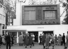 Magyarország, Városliget,Budapesti Nemzetközi Vásár, Budapest XIV., Standard gyár pavilonja., 1940, Morvay Kinga, rádió, nemzetközi vásár, Budapest, Fortepan #45394