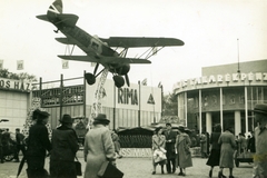 Magyarország, Városliget,Budapesti Nemzetközi Vásár, Budapest XIV., a Weiss Manfréd Acél- és Fémművek kiállítási területe. Az állványon WM-21 Sólyom közelfelderítő repülőgép., 1940, Morvay Kinga, magyar gyártmány, repülőgép, nemzetközi vásár, vásár, Weiss Manfréd-márka, Weiss Manfréd WM-21 Sólyom, biplán, Budapest, Rimamurány-Salgótarjáni Vasmű Rt, Fortepan #45396