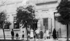 1920, Morvay Kinga, employee, tableau, kids, store display, standing in door, Fortepan #45397