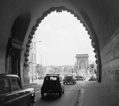 Hungary, Budapest I., Széchenyi Lánchíd az Alagútból nézve., 1970, Fortepan, traffic, street view, tunnel, Volkswagen Beetle, Budapest, suspension bridge, William Tierney Clark-design, Fortepan #4540