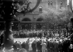 Hungary, Budapest VI., Andrássy út az Operaház előtt, szemben a Drechsler palota. Szent Imre év, Szent Jobb körmenet 1930. augusztus 20-án., 1930, Kiss Gábor Zoltán, religion, festive, march, procession, Budapest, Fortepan #45408