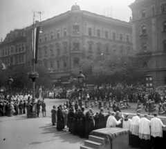 Hungary, Budapest VI., Andrássy út az Operaház előtt, szemben Hajós utca, jobbra a Drechsler palota. Szent Imre év, Szent Jobb körmenet 1930. augusztus 20-án., 1930, Kiss Gábor Zoltán, religion, festive, march, procession, folk costume, Budapest, Fortepan #45409