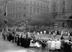 Hungary, Budapest VI., Andrássy út az Operaház előtt, szemben Hajós utca, jobbra a Drechsler palota. Szent Imre év, Szent Jobb körmenet 1930. augusztus 20-án., 1930, Kiss Gábor Zoltán, religion, festive, march, procession, Budapest, Fortepan #45410