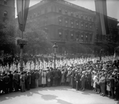 Hungary, Budapest VI., Andrássy út az Operaház előtt, szemben a Dalszínház utca. Szent Imre év, Szent Jobb körmenet 1930. augusztus 20-án., 1930, Kiss Gábor Zoltán, religion, festive, march, procession, Budapest, Fortepan #45411