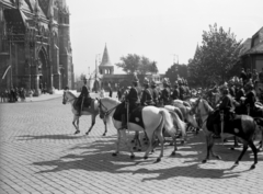 Magyarország, budai Vár, Budapest I., Szentháromság tér. Szent István évi ünnepi felvonulás a Szent Jobbal., 1938, Kiss Gábor Zoltán, vallás, ló, ünnepség, felvonulás, körmenet, lovasrendőr, Budapest, Fortepan #45415