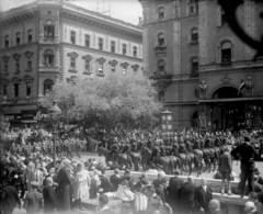 Hungary, Budapest VI., Andrássy út az Operaház előtt, szemben Hajós utca, jobbra a Drechsler palota. Szent Imre év, Szent Jobb körmenet 1930. augusztus 20-án., 1930, Kiss Gábor Zoltán, religion, festive, march, procession, mounted police, Budapest, Fortepan #45418