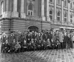 Magyarország, budai Vár, Budapest I., Budavári Palota (korábban Királyi Palota), Hunyadi udvar, Munkásmozgalmi Múzeum bejárata., 1983, Baráth Endre, csoportkép, fiúk, osztálykirándulás, Budapest, Fortepan #45423