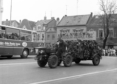 Hungary, Kőszeg, Fő (Köztársaság) tér, szüreti felvonulás., 1982, Baráth Endre, march, tractor, ad truck, Ikarus-brand, Fortepan #45428