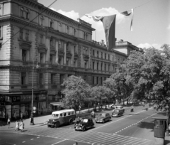 Magyarország, Budapest VI., Andrássy út (Népköztársaság útja) - Nagymező utca sarok., 1957, UVATERV, közlekedés, forgalom, autóbusz, zászló, cégtábla, német gyártmány, motorkerékpár, utcakép, jelzőlámpa, gyalogátkelő, Wartburg-márka, BMW-márka, lámpaoszlop, automobil, BMW 321, rendőrkalitka, Budapest, Rába-márka, Rába Maros, Fortepan #4547