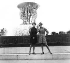 Norway, Oslo, Vigelandsparken. Balra Csató Mari, jobbra Rihetzky Judit manökenek., 1970, Schiffer Pál, fashion, fountain, Fortepan #45498