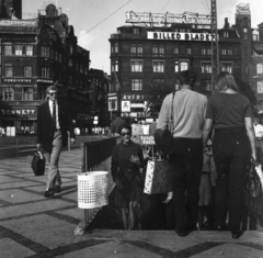 Denmark, Copenhagen, Városház tér, szemben a Fridriksbergade torkolata. A metró lejárat lépcsőjén napszemüvegben Csató Mari manöken., 1970, Schiffer Pál, ad, street view, genre painting, Fortepan #45509