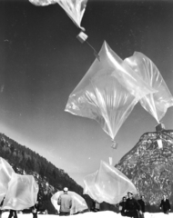 Németország, Propagandaanyagot szállító luftballonokat indítanak útnak a Szabad Európa Rádió munkatársai., 1954, Fortepan, NSZK, propaganda, Szabad Európa Rádió, Fortepan #45523