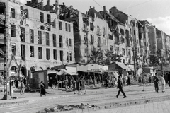 Hungary, Budapest I., Széll Kálmán tér, ideiglenes piac a Vérmező út épületeivel., 1945, Fortepan, ruins, damaged building, Budapest, pylon, booth, pedestrian, catenary wire, Fortepan #45551