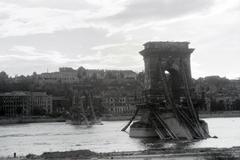 Hungary, Budapest, a lerombolt Széchenyi Lánchíd, háttérben a romos Sándor-palota., 1945, Fortepan, picture, wrecked bridge, damaged building, suspension bridge, William Tierney Clark-design, Fortepan #45559