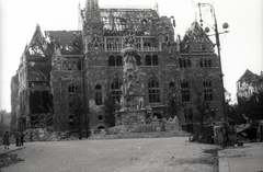 Hungary, Budapest I., Szentháromság tér, a Pénzügyminisztérium lerombolt épülete., 1945, Fortepan, sculpture, ruins, lamp post, damaged building, public building, Neo-Gothic-style, Holy Trinity Statue, Budapest, Sándor Fellner-design, Fortepan #45564