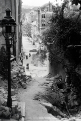 Hungary, Budapest I., Zerge lépcső a Tábor utca felől az Attila út felé nézve, szemben a Roham utca., 1945, Fortepan, picture, lamp post, damaged building, Budapest, Fortepan #45576