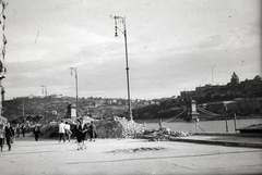 Magyarország, Budapest V., Széchenyi rakpart, háttérben a lerombolt Széchenyi Lánchíd és a romos Királyi Palota (később Budavári Palota)., 1945, Fortepan, látkép, hídroncs, rom, lámpaoszlop, Budapest, függőhíd, William Tierney Clark-terv, Fortepan #45594