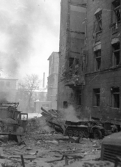 Magyarország, Budapest XI., Mészöly utca a Bartók Béla (Horthy Miklós) út felé nézve, szemben a Hadik laktanya. Balra egy Steyr 1500A csapatszállító roncsa., 1945, Fortepan, Steyr-márka, osztrák gyártmány, járműroncs, épületkár, harcjármű, Steyr 1500, Budapest, Fortepan #45607