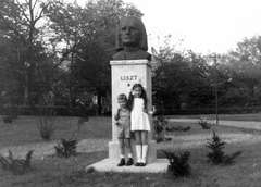 Magyarország, Budapest X., Kőbánya, Csajkovszkij park, Liszt Ferenc mellszobra (Csontos László 1936)., 1963, Béres Balázs, szobor, gyerekek, Budapest, Liszt Ferenc-ábrázolás, Fortepan #45616