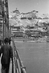 Kína, Lanzhou, Gansu tartomány, kilátás a Sárga-folyó hídjáról (Zhongsan-híd) a Fehér Pagoda hegyére., 1959, Kina, híd, Fortepan #45648