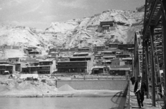 Kína, Lanzhou, Gansu tartomány, kilátás a Sárga-folyó hídjáról (Zhongsan-híd) a Fehér Pagoda hegyére., 1959, Kina, híd, Fortepan #45649