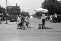 Kína, 1959, Kina, forgalom, napernyő, útjelző tábla, utcakép, rendőr, tricikli, riksa, rendőrdobogó, kínai írás, Fortepan #45655