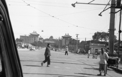 Kína, Peking, Di'anmen út, szemben a dombon a Jingshan park pavilonja., 1959, Kina, kerékpár, forgalom, utcakép, rendőr, kínai írás, Fortepan #45656