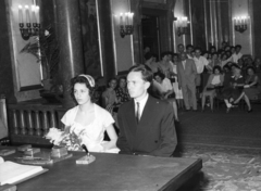 Hungary, Budapest VI., Teréz körút 13., I. számú házasságkötő terem., 1960, Krasznai Gyula, wedding ceremony, flower, ink bottle, audience, interior, bride, groom, table, pen, lamp bracket, Budapest, Fortepan #45731