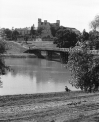 Hungary, Sárospatak, a Bodrog folyó partja, az ideiglenes fahíd hátterében a Rákóczi-vár., 1955, Krasznai Gyula, bridge, river, museum, castle, Fortepan #45749