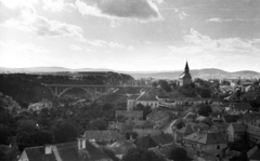 Magyarország, Veszprém, Szent István völgyhíd (Viadukt) és a Temetőhegy., 1958, Krasznai Gyula, templom, híd, vasbeton héjszerkezet, ívhíd, Folly Róbert-terv, Fortepan #45787