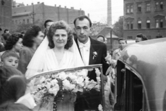 Hungary, Budapest IX., Haller tér, háttérben a Mester utca házai (jobbról az 59.), 1955, Krasznai Gyula, wedding ceremony, flower, bride, groom, Budapest, entering the car, Fortepan #45809