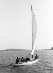 Magyarország,Balaton, Balatonfüred, 30-as cirkáló Füred térségében, a háttérben a Tihanyi félsziget és a Füredi öböl., 1954, Krasznai Gyula, vitorláshajó, Fortepan #45841