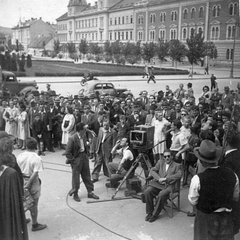 Románia,Erdély, Kolozsvár, Bocskai tér (Piata Avram Iancu), a Színház szerelmese című film forgatása., 1944, Kövendy Katalin, filmforgatás, tömeg, napszemüveg, filmkamera, bámészkodás, Fortepan #45845