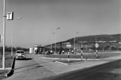 Hungary, Sümeg, Alkotmány utca, benzinkút. Háttérben az Öreghegy., 1965, UVATERV, genre painting, gas station, Polish brand, automobile, FSO-brand, number plate, Fortepan #4585