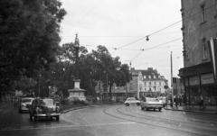 Ausztria, Graz, Platz Am Eisernen Tor, középen a Mária-oszlop, a Herrengasse felől nézve., 1972, Krasznai Gyula, német gyártmány, osztrák gyártmány, Puch-márka, Mercedes-márka, automobil, mercedes w120, Mercedes W110, Fortepan #45851