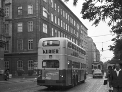 Ausztria, Bécs, Prinz Eugen Strasse, balra a Karolinengasse torkolata. Gräf & Stift autóbusz., 1972, Krasznai Gyula, autóbusz, német gyártmány, osztrák gyártmány, Mercedes-márka, villamos, emeletes autóbusz, automobil, Mercedes W110, tömegközlekedés, viszonylatszám, Fortepan #45865