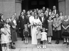 Magyarország, Budapest IX., Haller utca, Páli Szent Vince-templom., 1954, Krasznai Gyula, esküvő, csoportkép, menyasszony, vőlegény, násznép, Budapest, Fortepan #45882