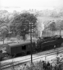 Magyarország, Verőce, (Nógrádverőce), kilátás a Visegrád irányába a Faluföle utcából., 1954, Krasznai Gyula, gőzmozdony, MÁV, vasút, légvezeték, MÁV 375 sorozat, Fortepan #45885