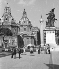 Olaszország, Róma, Piaza Venezia, Santa Maria di Loreto és Santissimo Nome di Maria al Foro Traiano templom a Traianus-oszloppal., 1971, Krasznai Gyula, szobor, Fortepan #45899