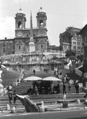 Olaszország, Róma, Piazza di Spagna, előtérben a Fontana della Barcaccia. Szemben a Spanyol-lépcső és egy egyiptomi obeliszk, mögötte a Trinitá dei Monti templom., 1971, Krasznai Gyula, szökőkút, lépcső, barokk-stílus, katolikus, obeliszk, Francesco de Sanctis-terv, Alessandro Specchi-terv, Pietro Bernini-terv, Gian Lorenzo Bernini-terv, Giacomo Della Porta-terv, Fortepan #45908