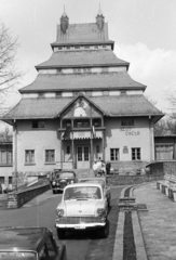 Magyarország, Mátraháza, SZOT üdülő (később Pagoda Pihenő Panzió)., 1967, Krasznai Gyula, német gyártmány, Mercedes-márka, Moszkvics-márka, üdülőhely, automobil, mercedes w120, Moszkvics 403, Medgyaszay István-terv, Fortepan #45939