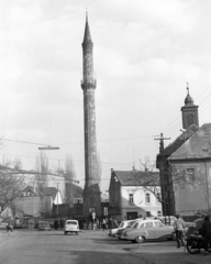 Magyarország, Eger, Minaret a Knézich Károly utcából nézve, jobbra a Szent Sebestyén vértanú templom (volt Irgalmasok temploma)., 1962, Krasznai Gyula, forgalom, utcakép, Moszkvics-márka, Wartburg-márka, automobil, mecset, Fortepan #45942